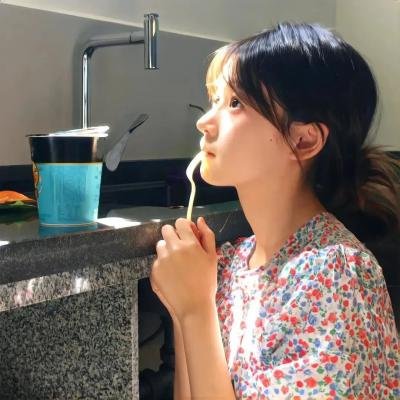 照片里的伴娘